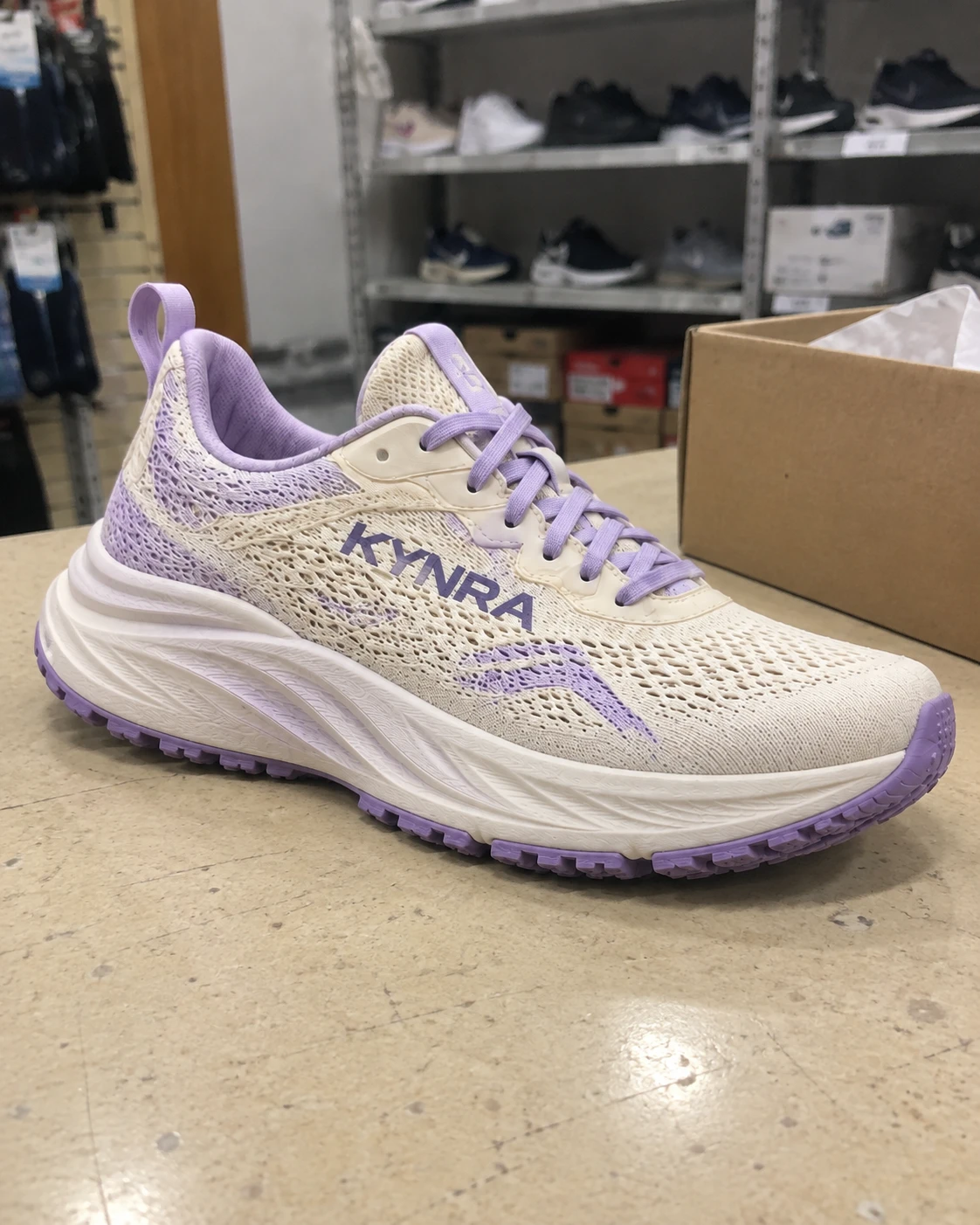 El mismo zapato KYNRA fotografiado con luz plana sobre un mostrador de tienda